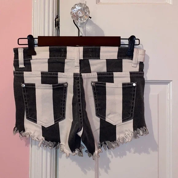 reverse jean shorts - Picture 2 of 2